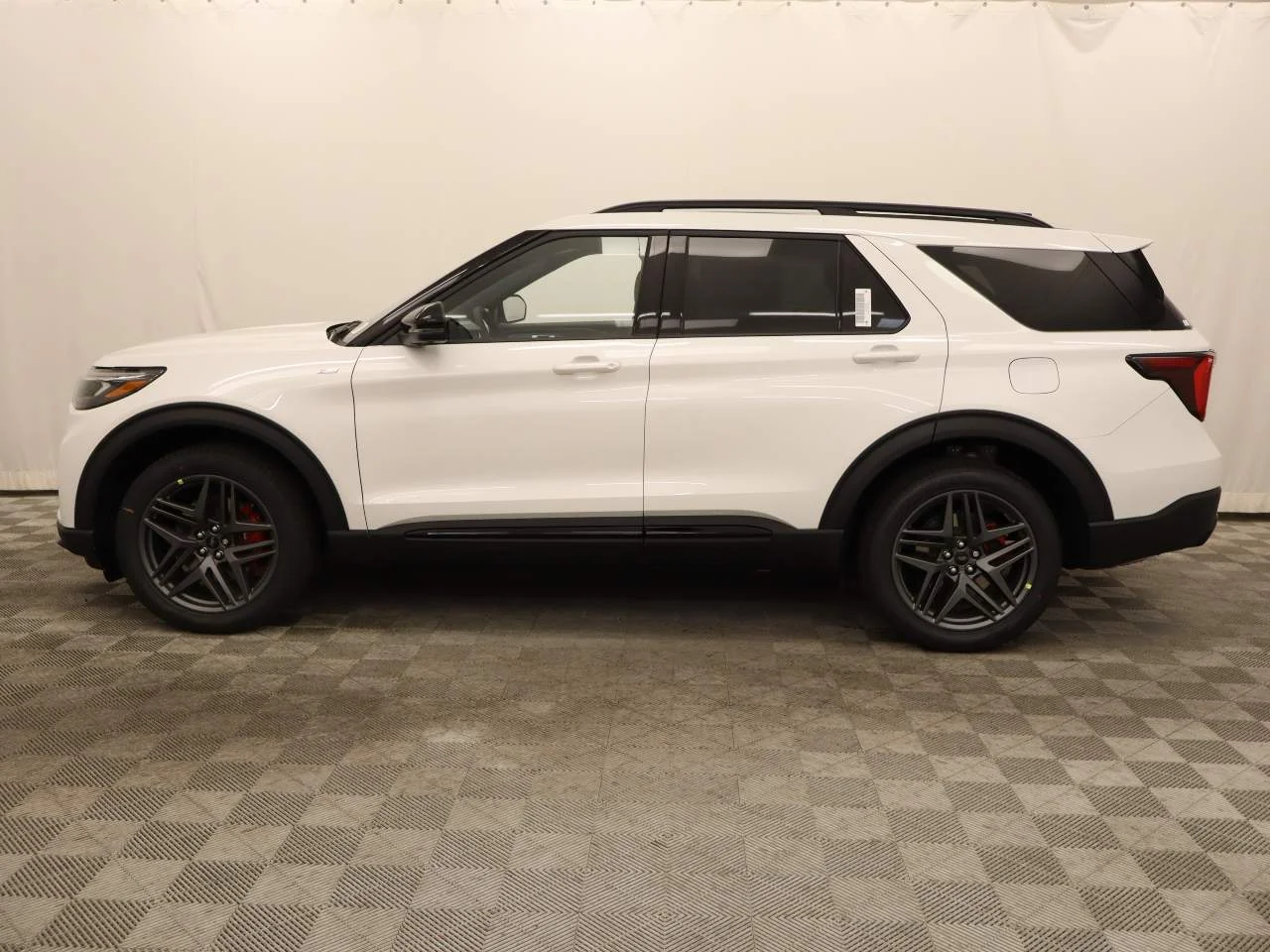 New 2026 Star White Metallic Tri-Coat Ford ST-Line image 2