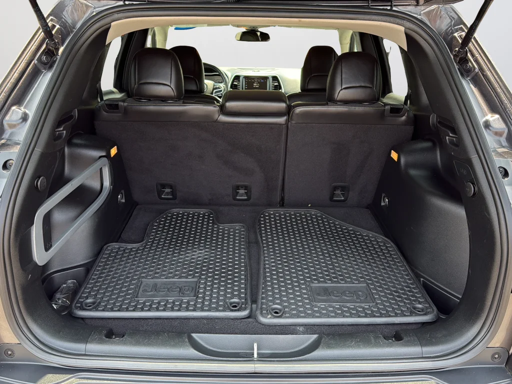 Used 2018 Gray Jeep Latitude Plus image 29