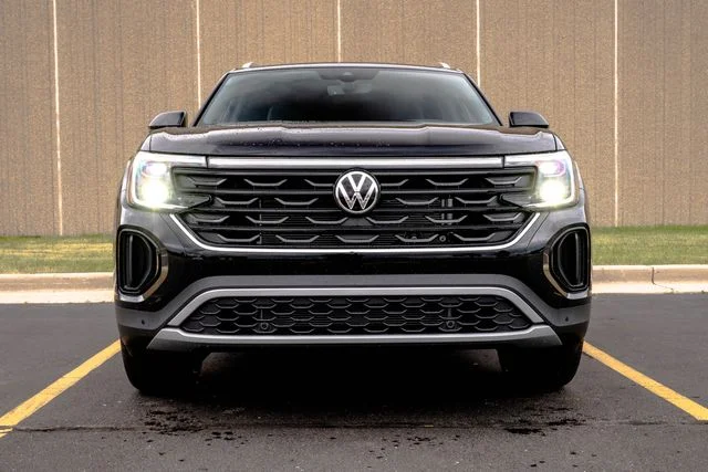 New 2026 Black Volkswagen 2.0T SE w/Technology image 2