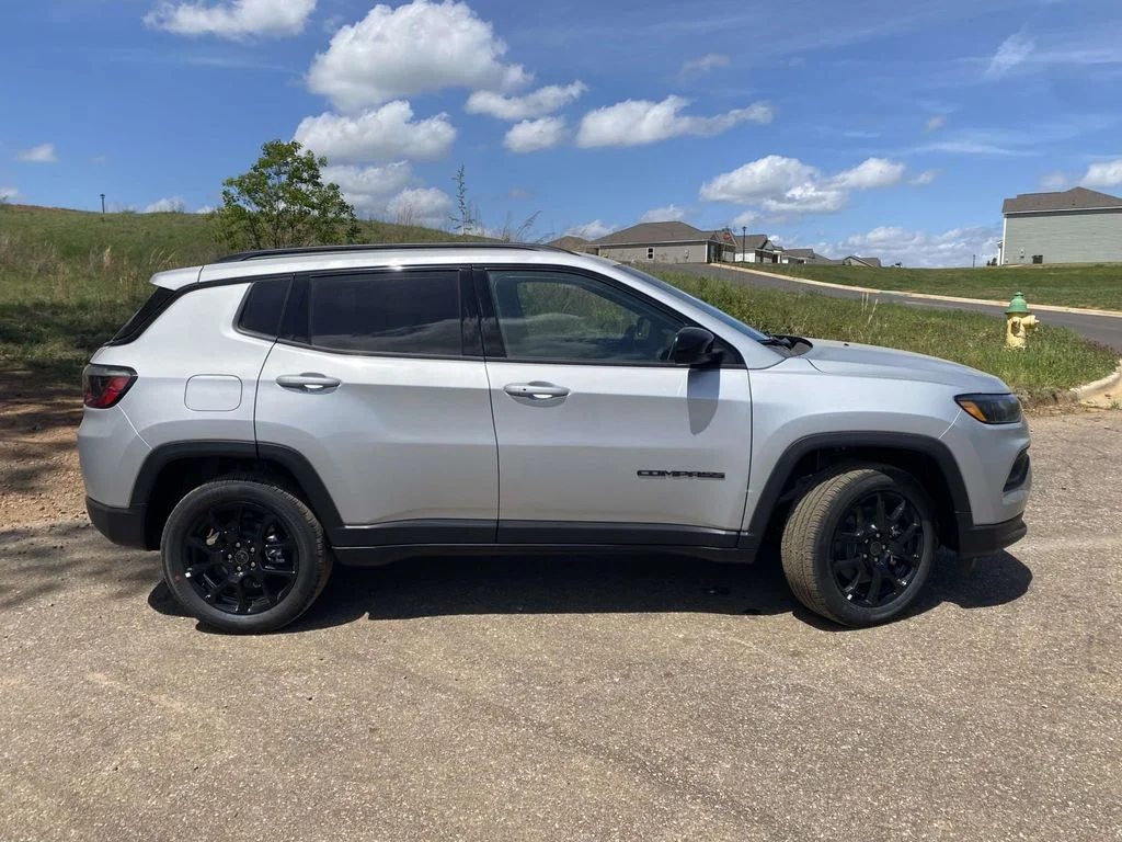 New 2026 Silver Zynith Metallic Clearcoat Jeep Latitude Altitude image 36