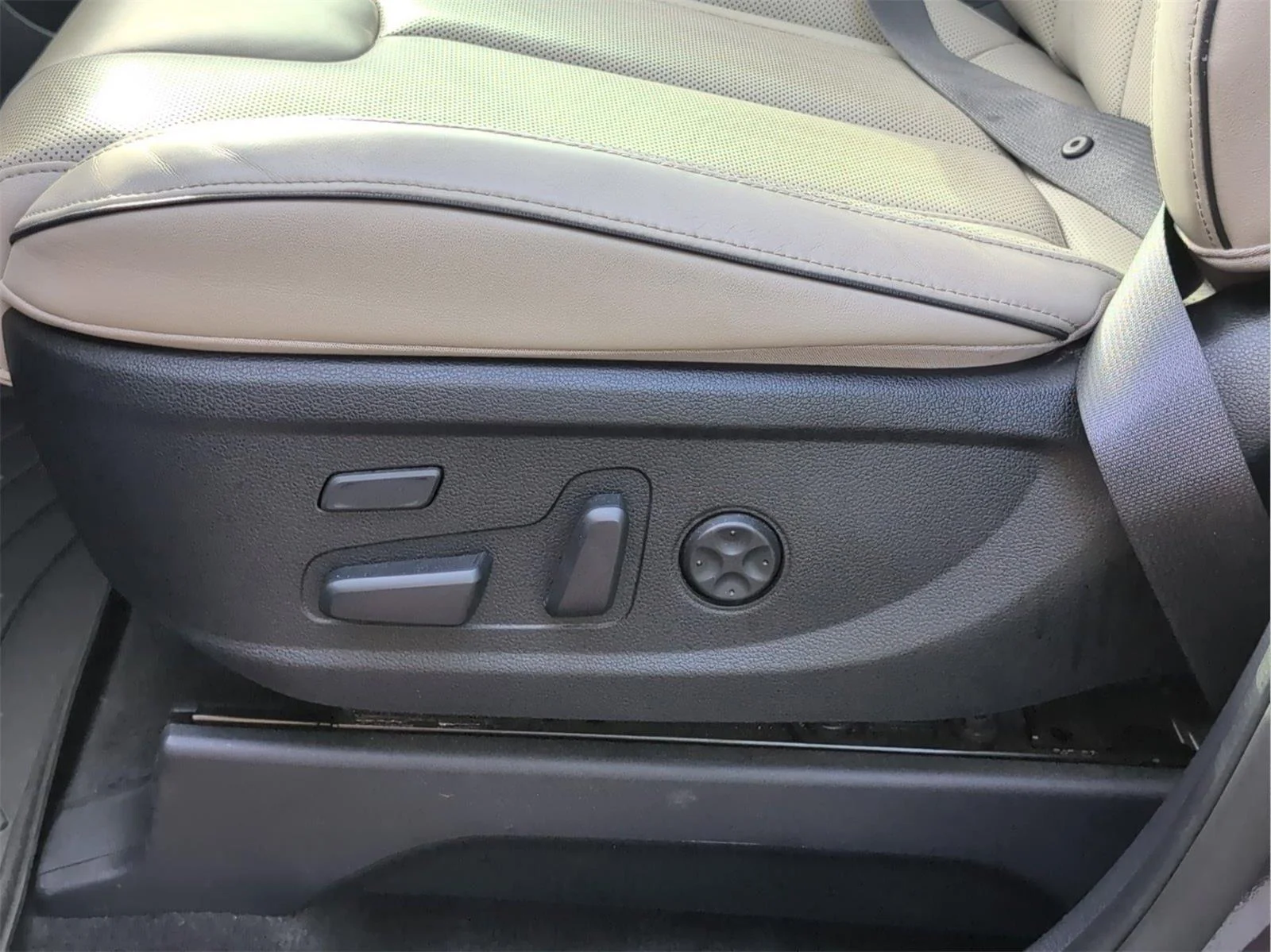 Used 2022 Sierra Burgundy Hyundai Calligraphy image 15