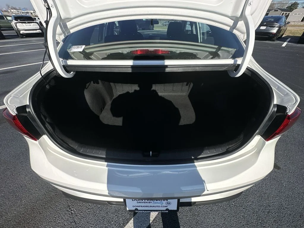 Used 2023 White Kia LX image 22