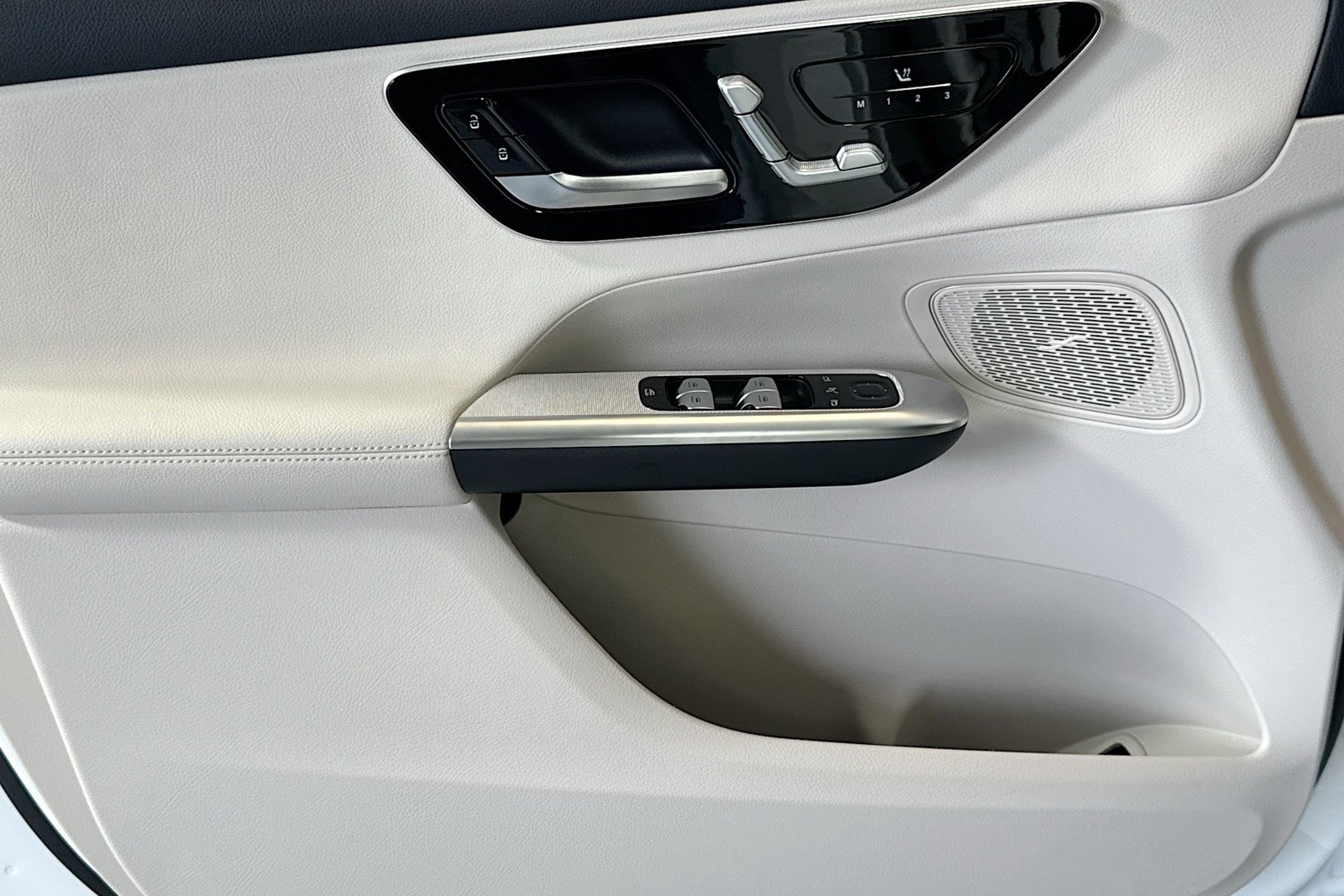 New 2026 Polar White Mercedes-Benz GLC 300 image 16