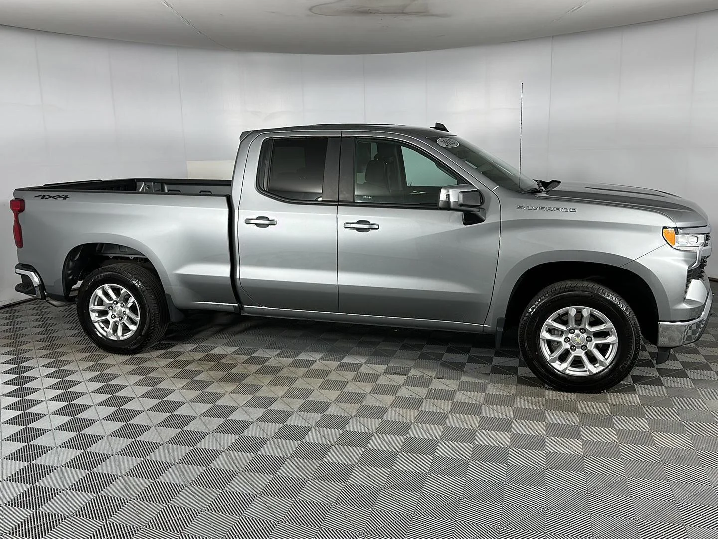 Used 2024 Sterling Gray Metallic Chevrolet LT image 27