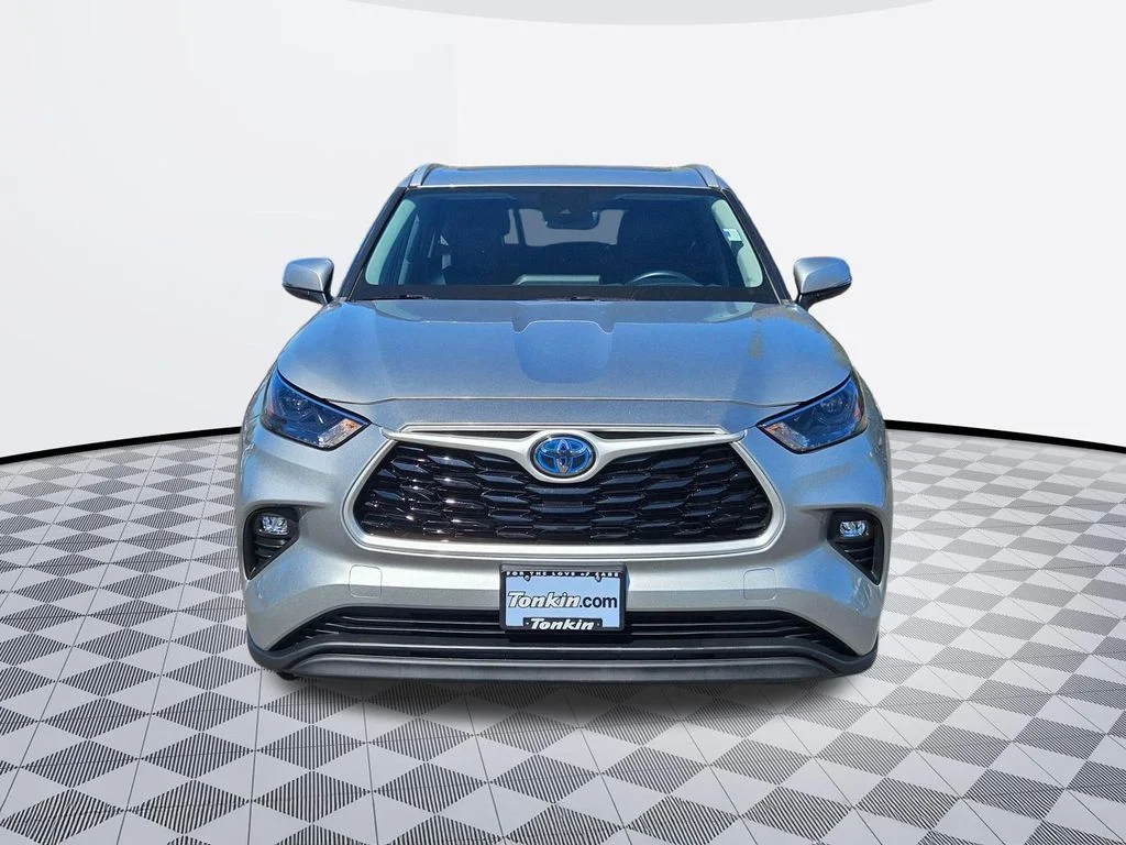 Used 2022 Celestial Silver Metallic Toyota XLE image 9