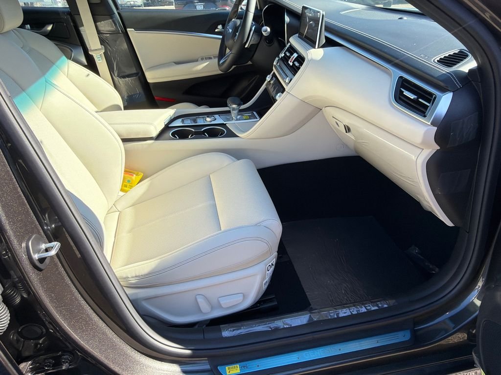 2026 GENESIS G70 Standard - Photo 13