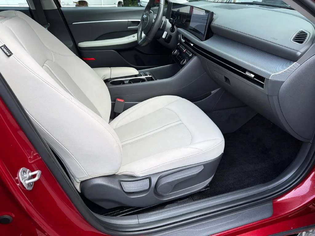 Used 2025 Red Hyundai SEL Convenience image 13