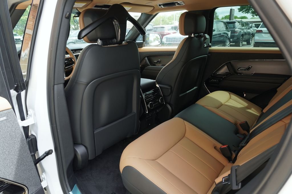 Used 2026 White Land Rover Dynamic SE image 31