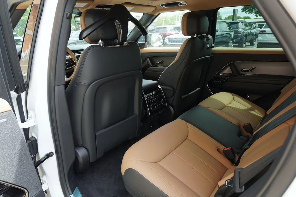 New 2026 Ostuni Pearl White Land Rover Dynamic SE image 32