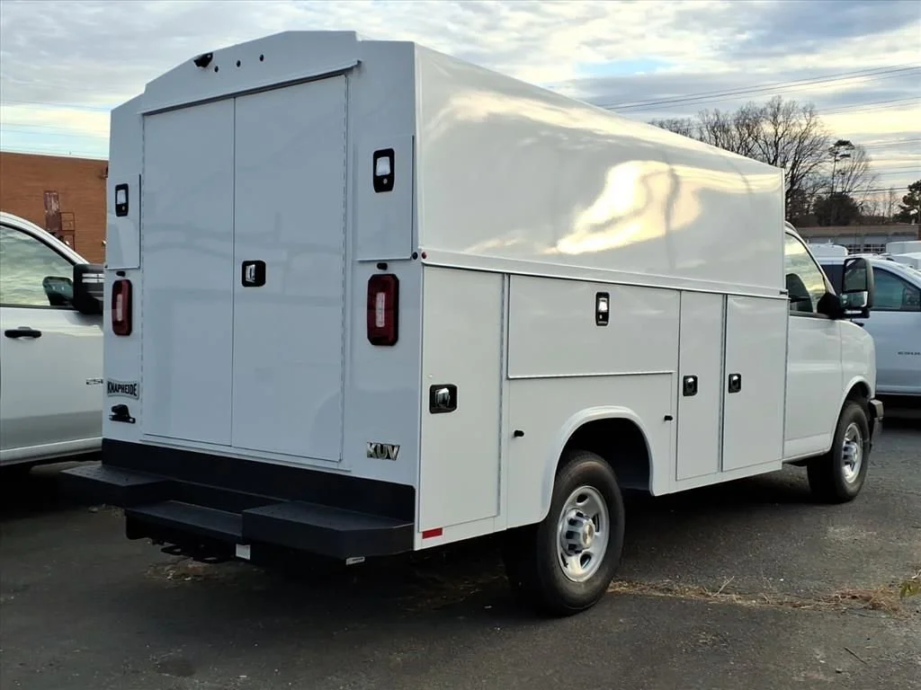 New 2025 Summit White Chevrolet 1WT image 4