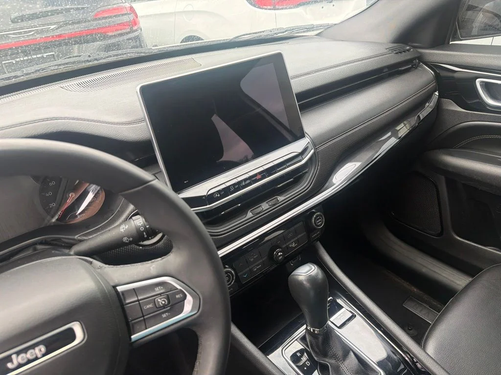 Used 2022 White Jeep Altitude image 9
