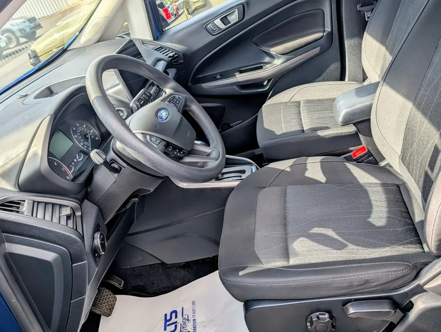 Used 2022 Lightning Blue Ford SE image 9