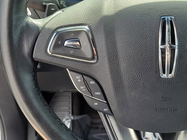 Used 2016 White Lincoln Premiere image 23