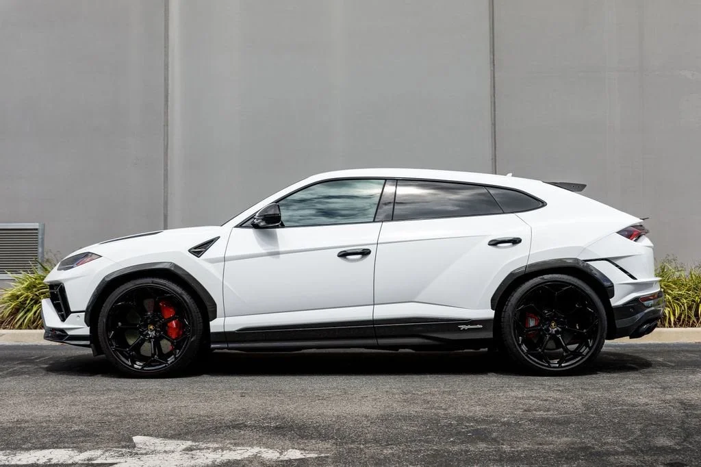 Used 2024 White Lamborghini Performante image 2