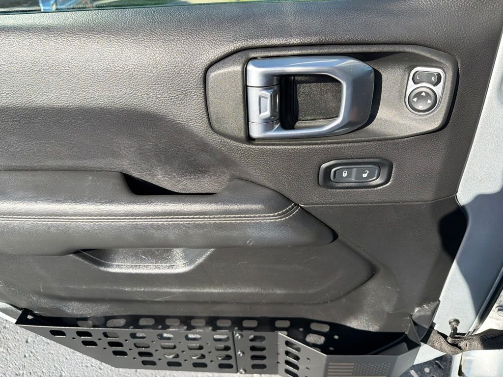 Used 2023 Silver Jeep Overland image 9