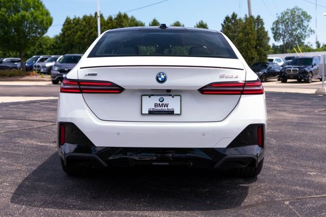 New 2027 Alpine White BMW 550e xDrive image 9