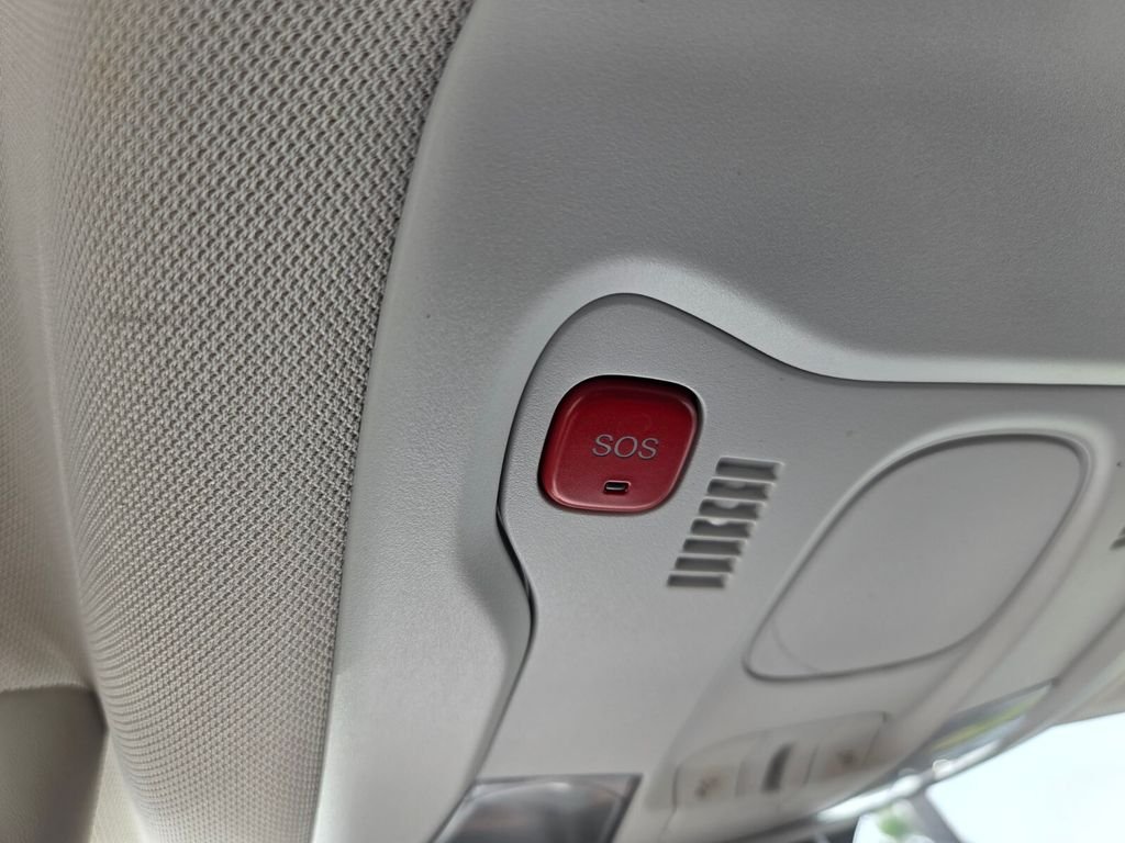 Certified Used 2022 White Jeep Latitude image 33