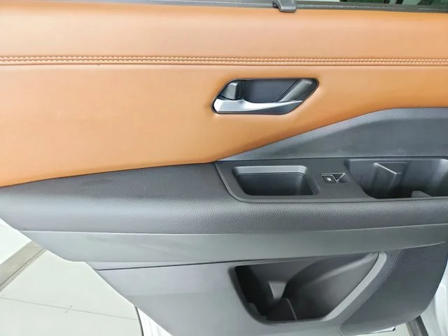 Used 2025 Silver Nissan Platinum image 46