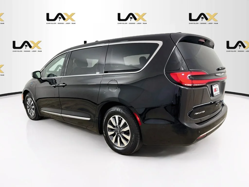Used 2022 Black Chrysler Limited image 5
