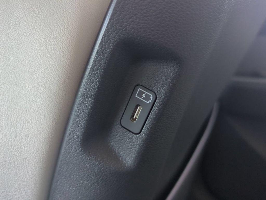 New 2027 Silver Hyundai SEL FWD image 18