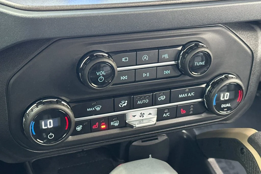 New 2025 Azure Gray Metallic Ford Badlands image 21