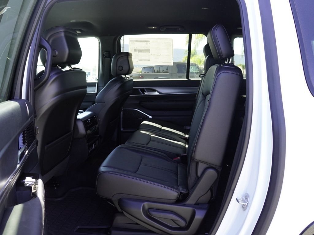 New 2026 Bright White Clear-Coat Exterior Paint Jeep  image 19