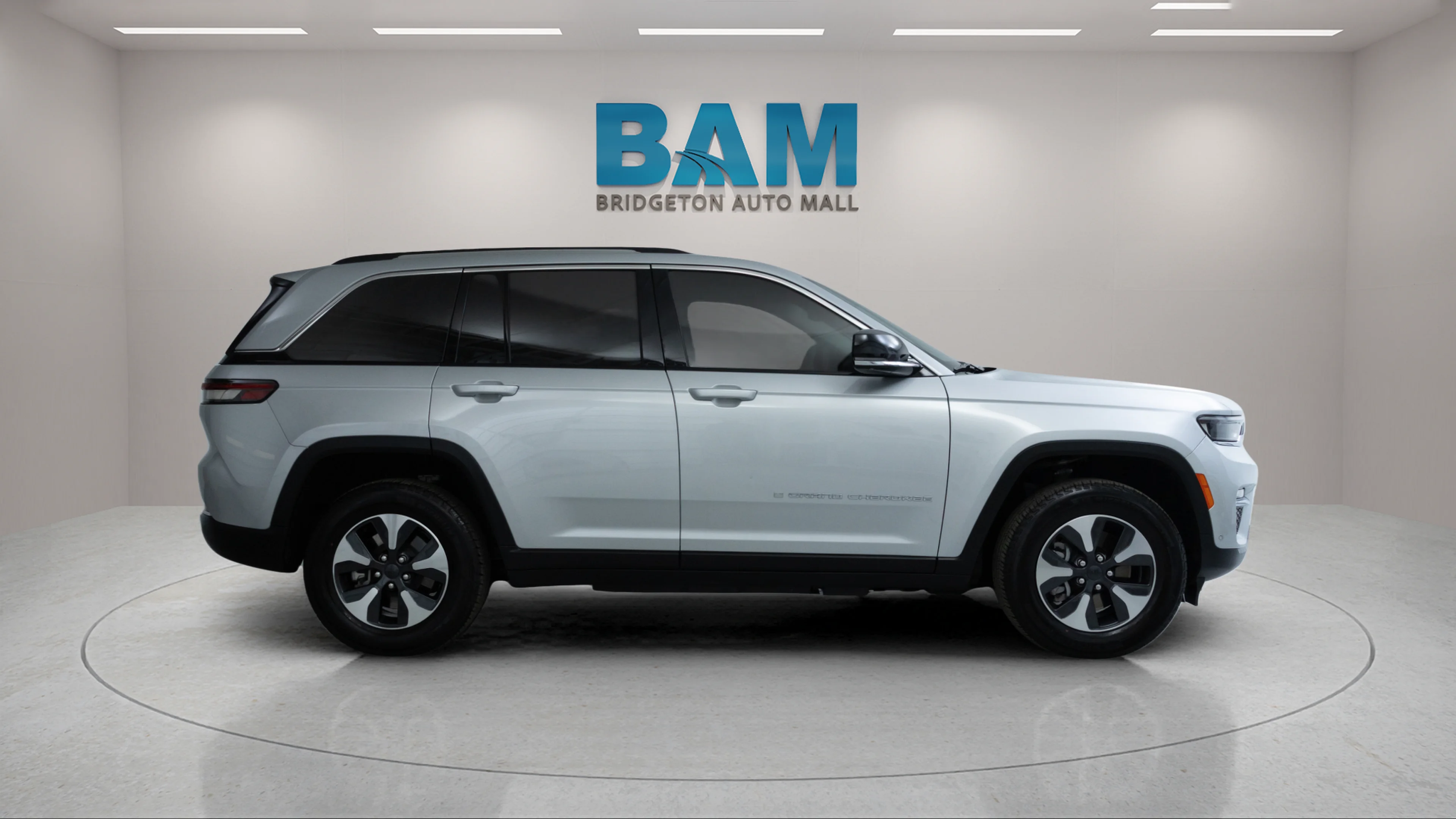 Used 2023 Silver Zynith Jeep  image 8