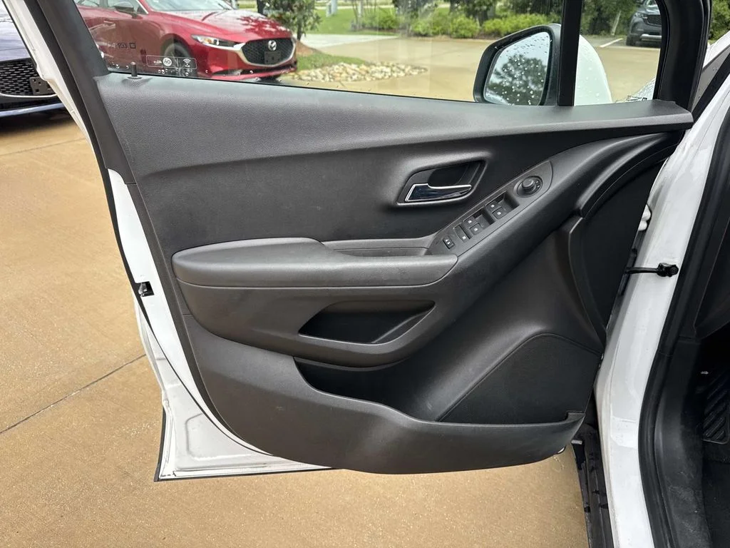 Used 2017 White Chevrolet LT image 18