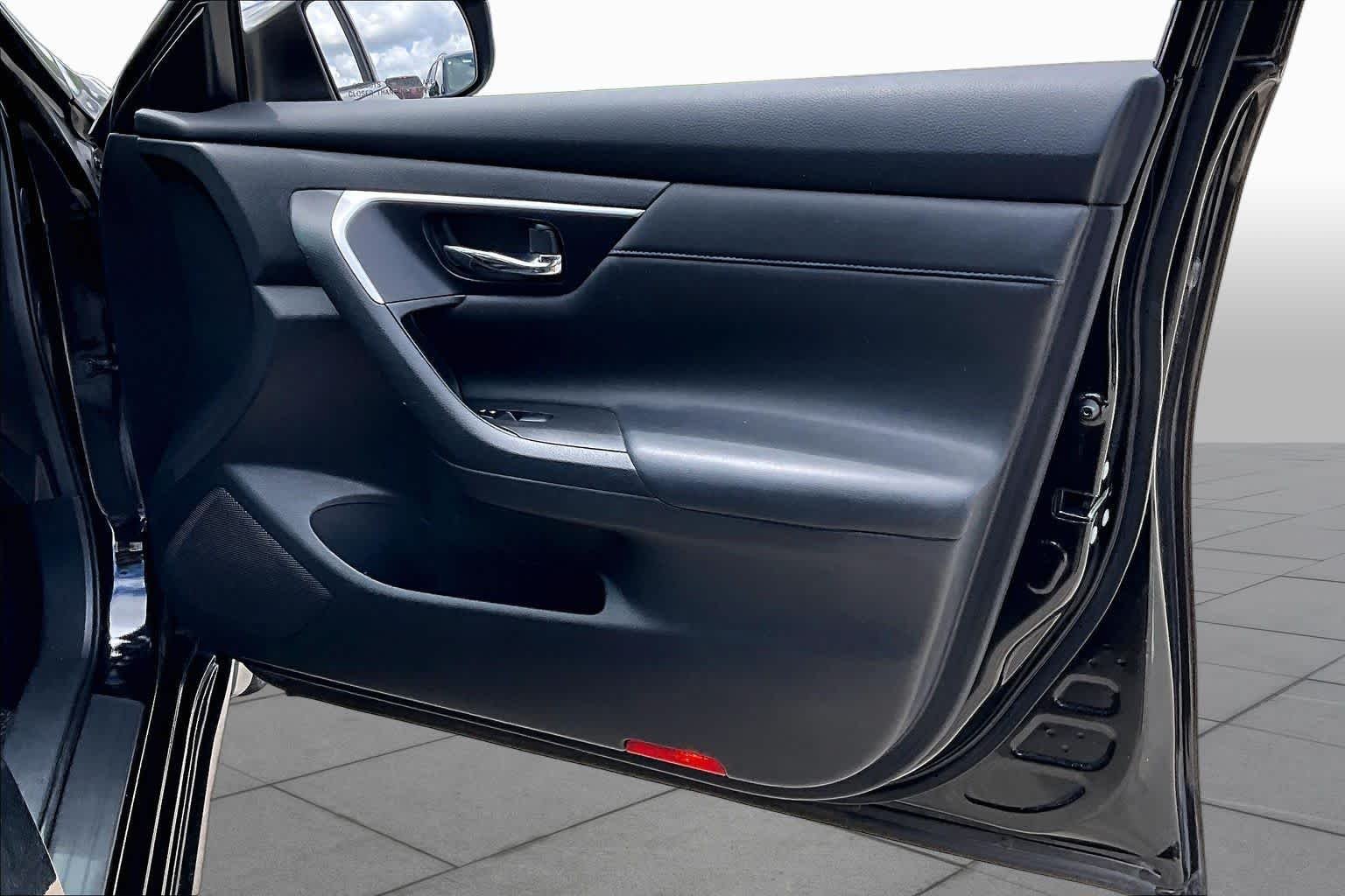 Used 2016 Super Black Nissan 2.5 SR image 21