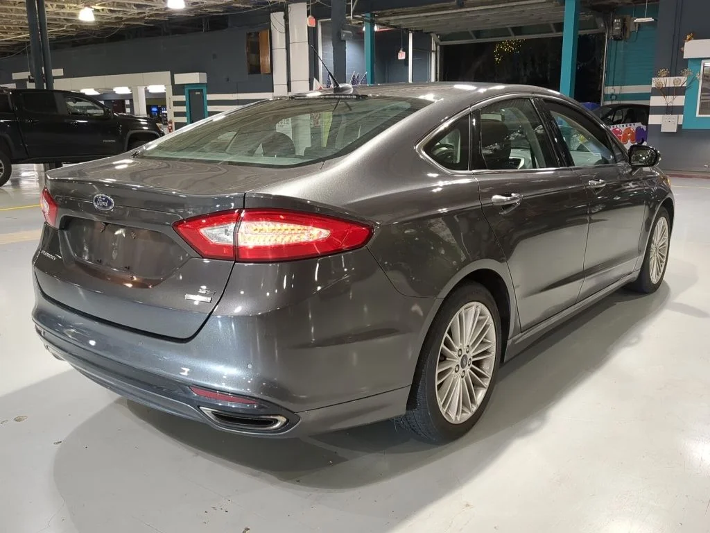 Used 2016 Magnetic Ford SE image 8