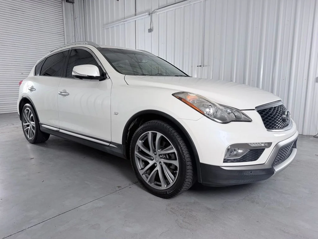 Used 2017 White INFINITI Base image 3
