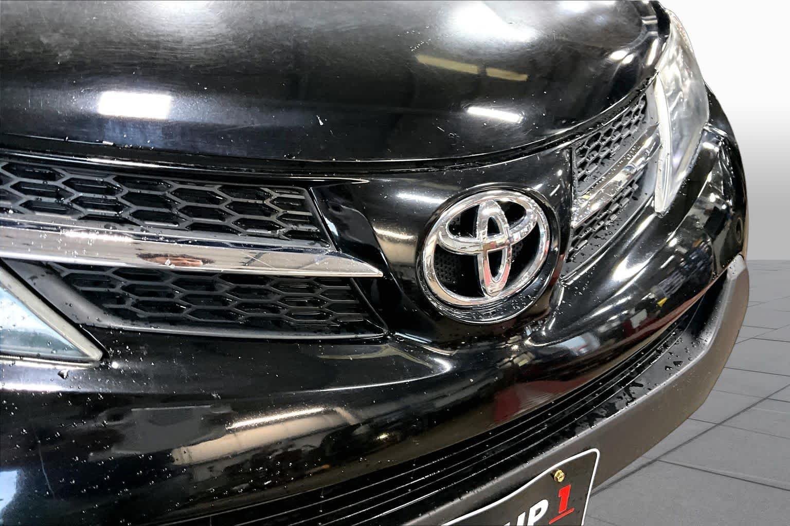 Used 2015 Black Toyota Limited image 29