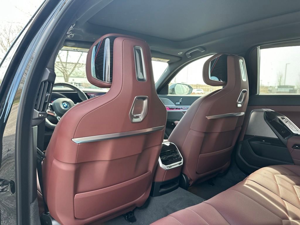 New 2026 Black Sapphire Metallic BMW 750e xDrive image 19