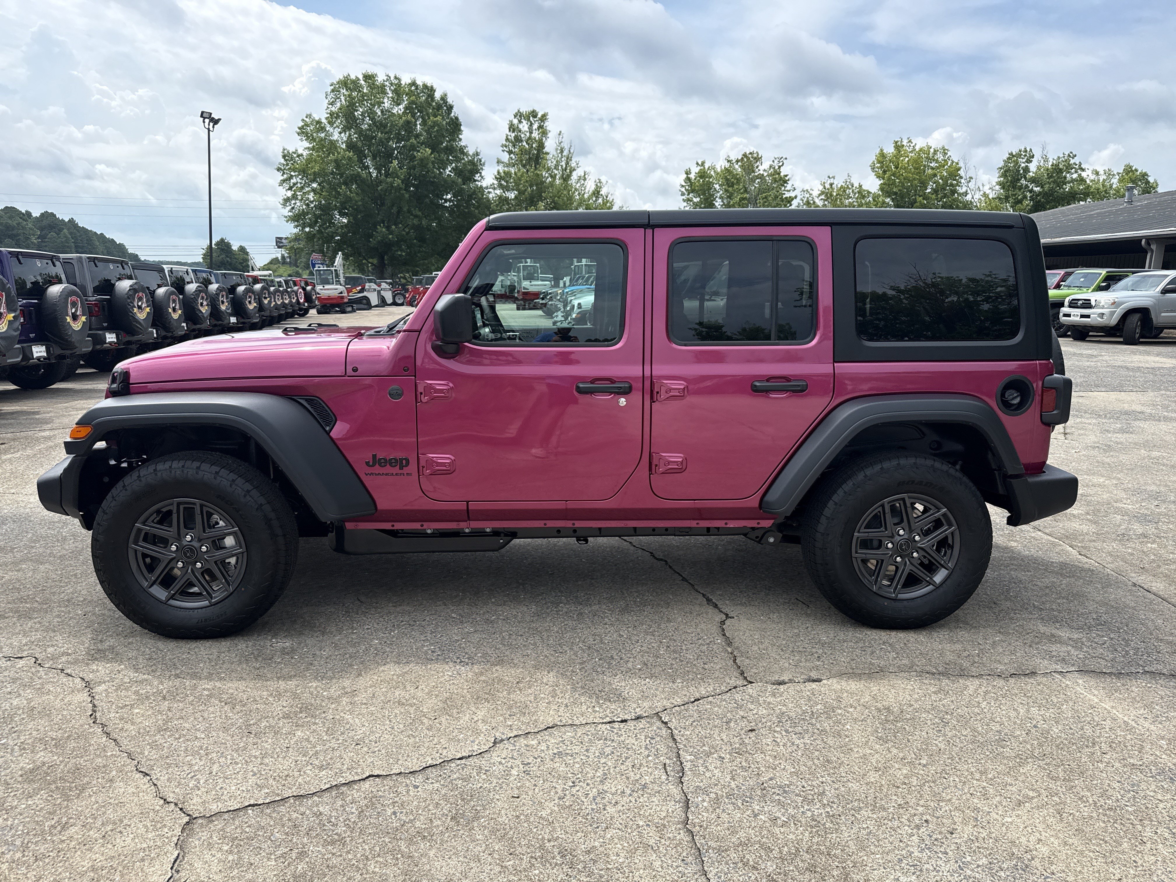 New 2026 Tuscadero Pearlcoat Jeep Sport S image 4