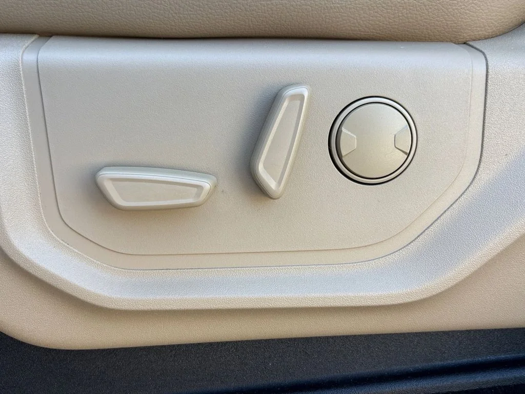 Used 2020 White Ford Lariat image 34