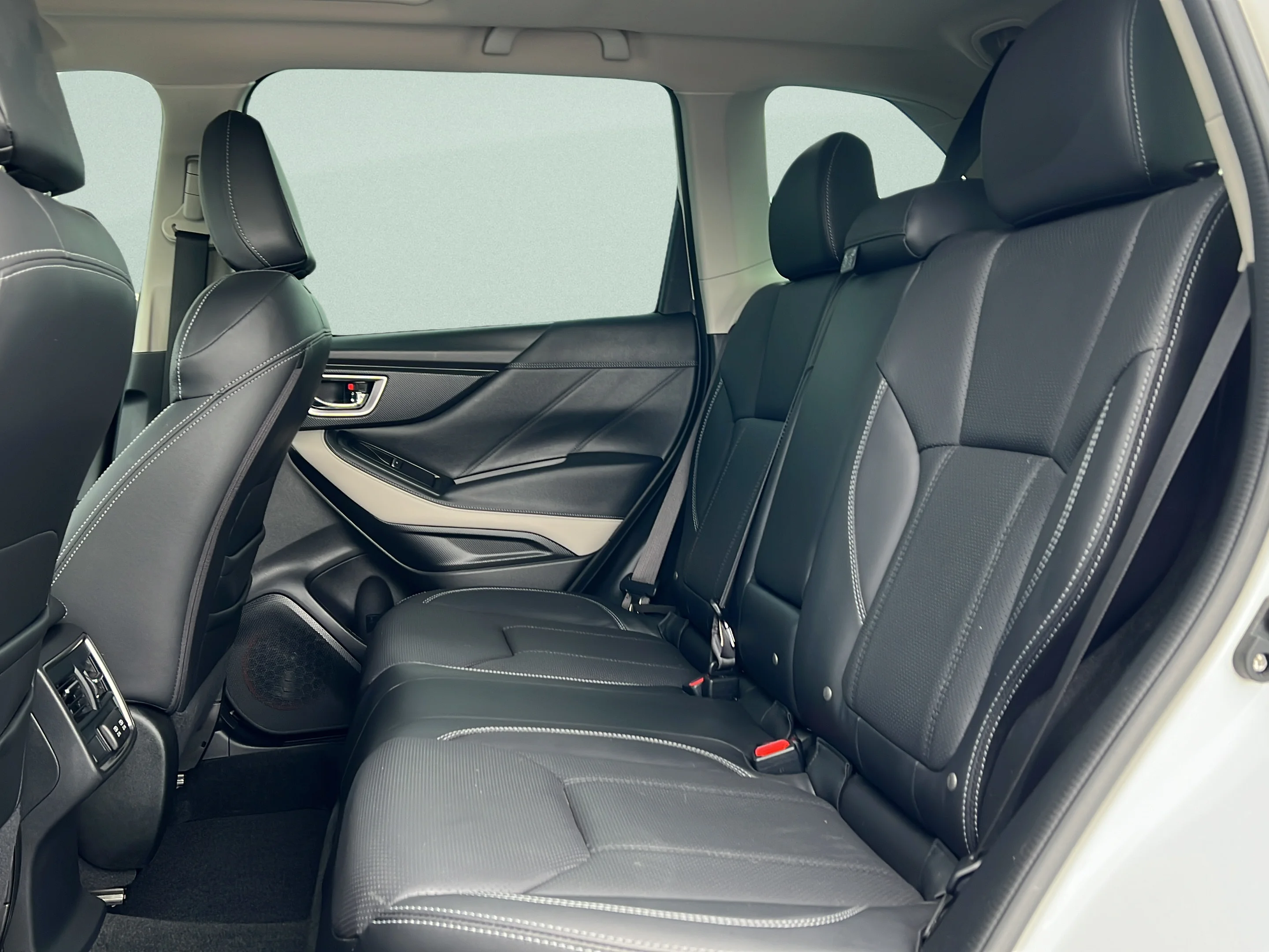 Used 2022 Crystal White Pearl Subaru Limited image 13