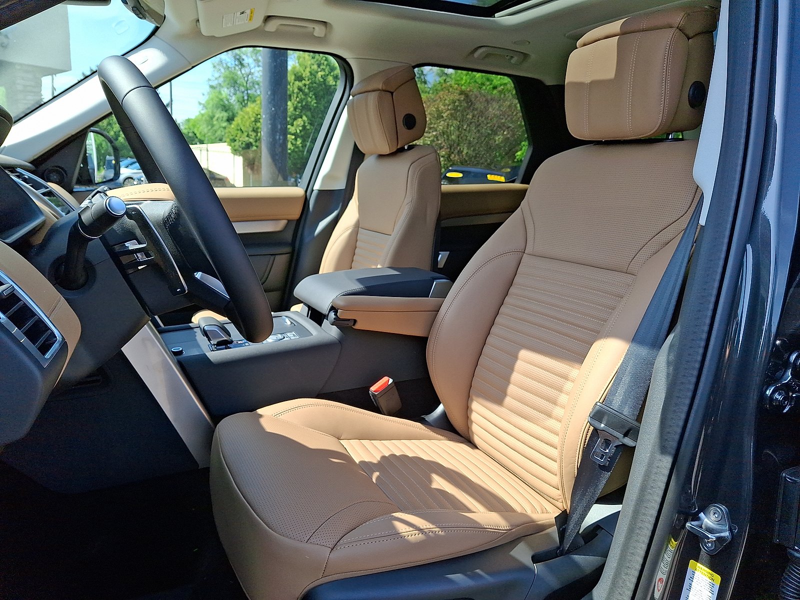 New 2026 Charente Grey Premium Metallic - 1DN Land Rover Tempest Edition image 3