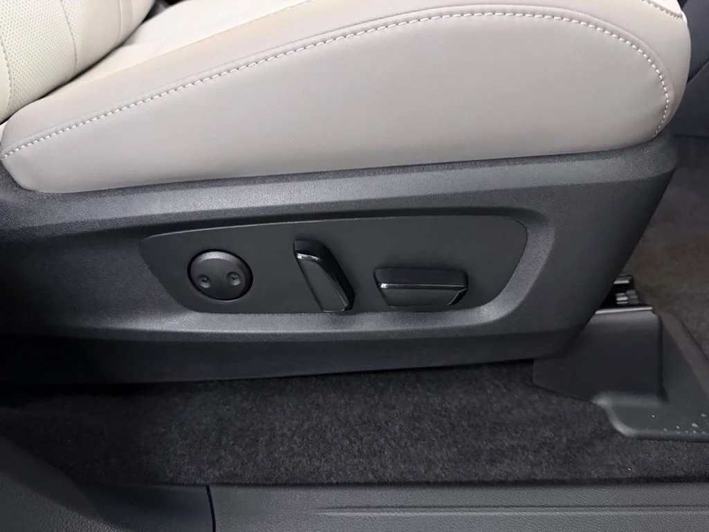 New 2027 RADIANT WHITE INFINITI Luxe FWD image 44