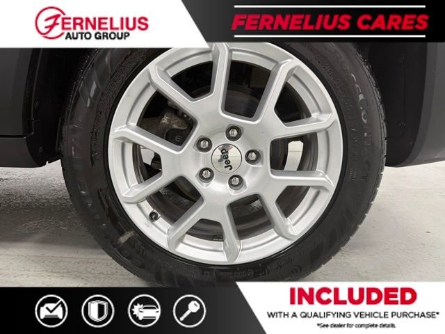 Used 2023 White Jeep Latitude image 42