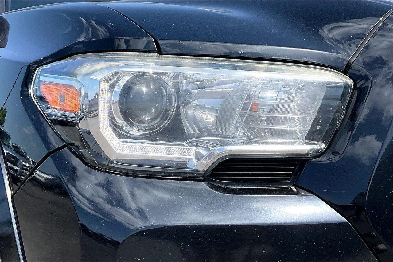 Used 2018 Midnight Black Metallic Toyota SR5 image 32