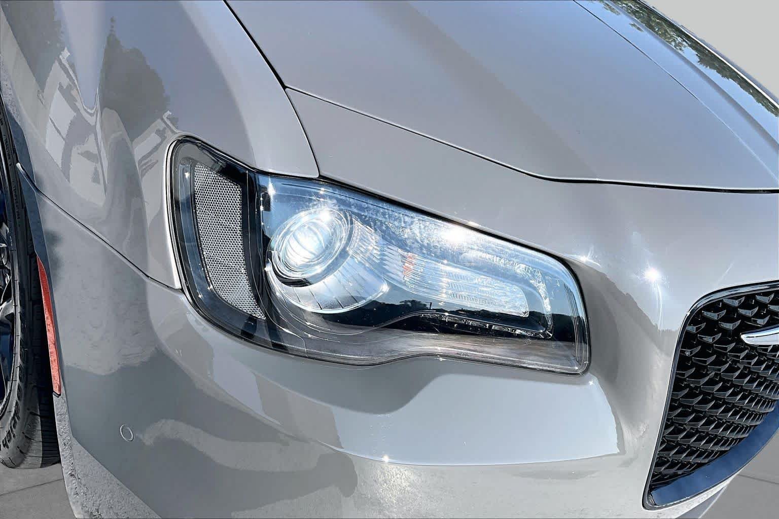 Used 2019 Ceramic Grey Clearcoat Chrysler 300S image 26