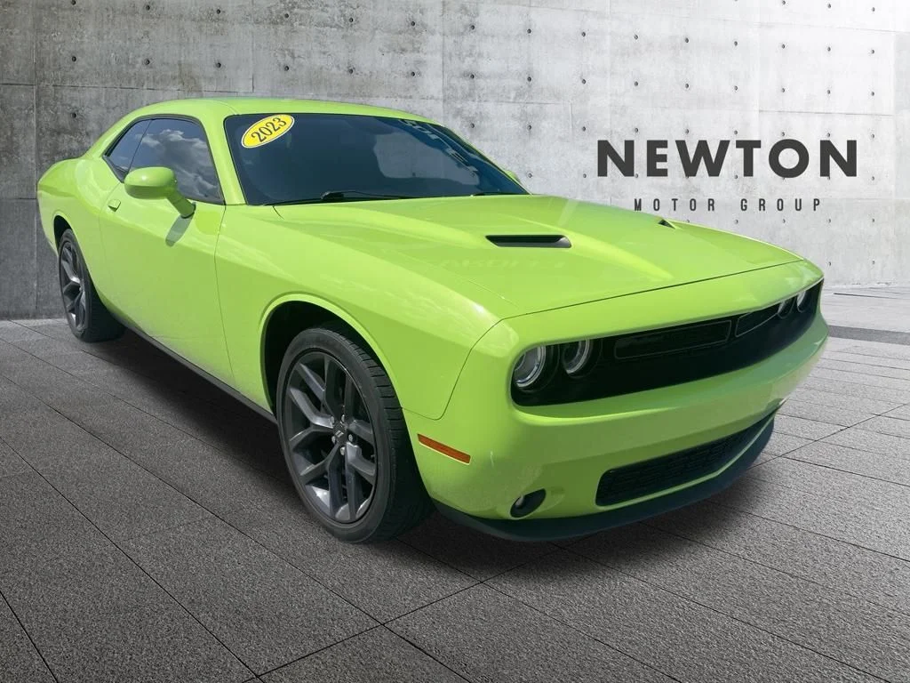Used 2023 Sublime Metallic Dodge SXT image 1