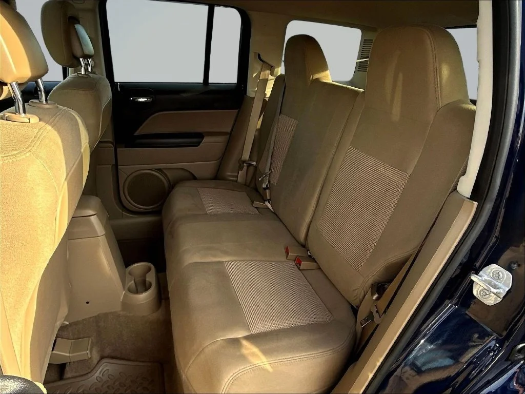 Used 2015 True Blue Pearlcoat Jeep Latitude image 26