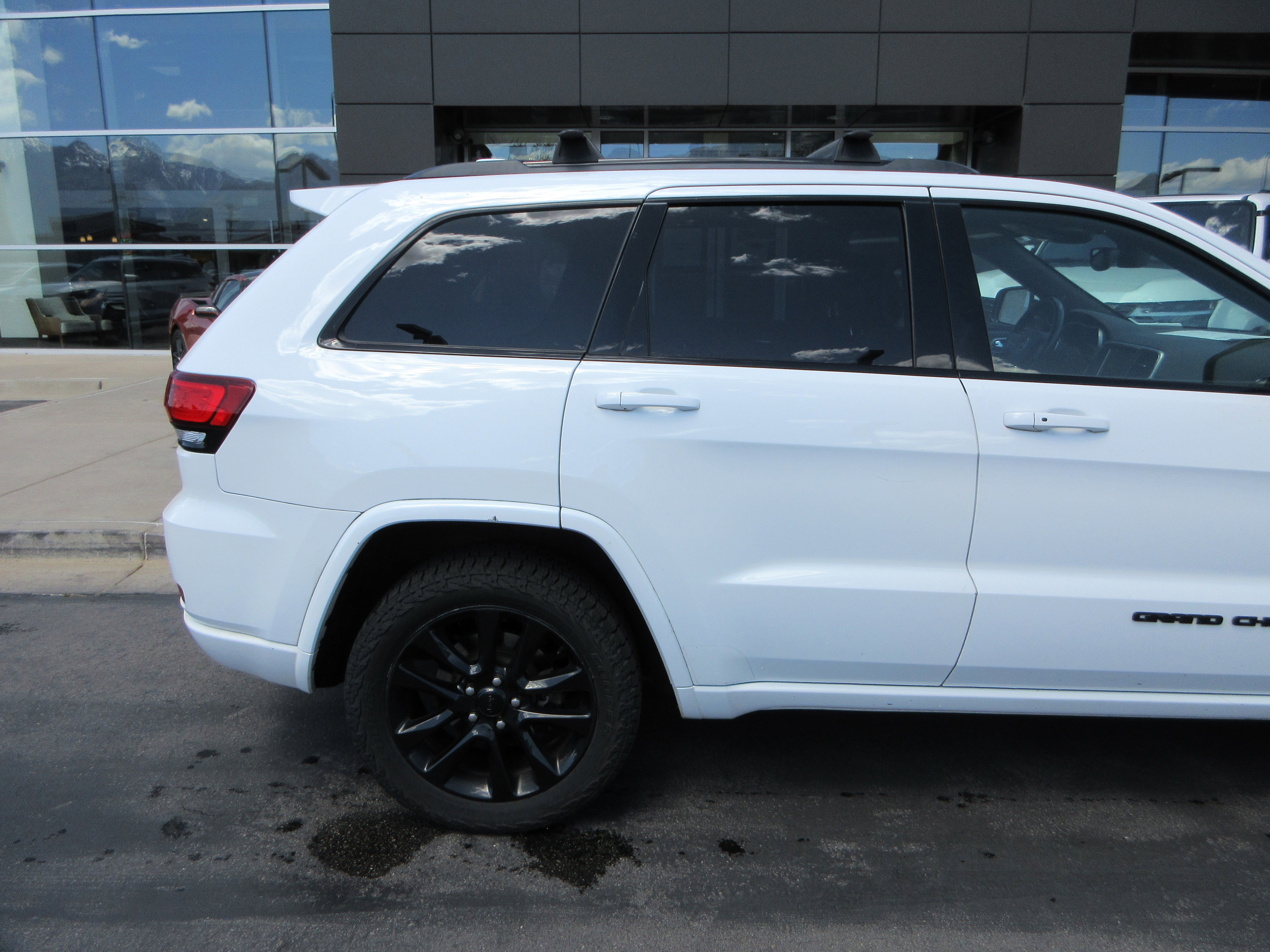 Used 2017 Bright White Clearcoat Jeep Altitude image 10
