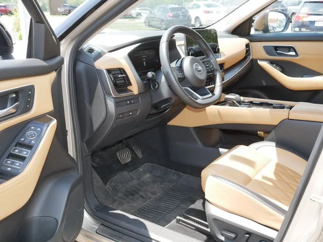 Used 2021 Gold Nissan Platinum image 11