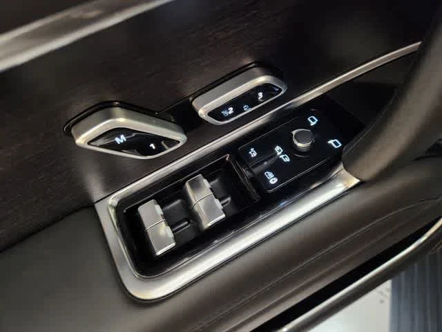 Used 2025 Santorini Black Metallic Land Rover Autobiography image 39