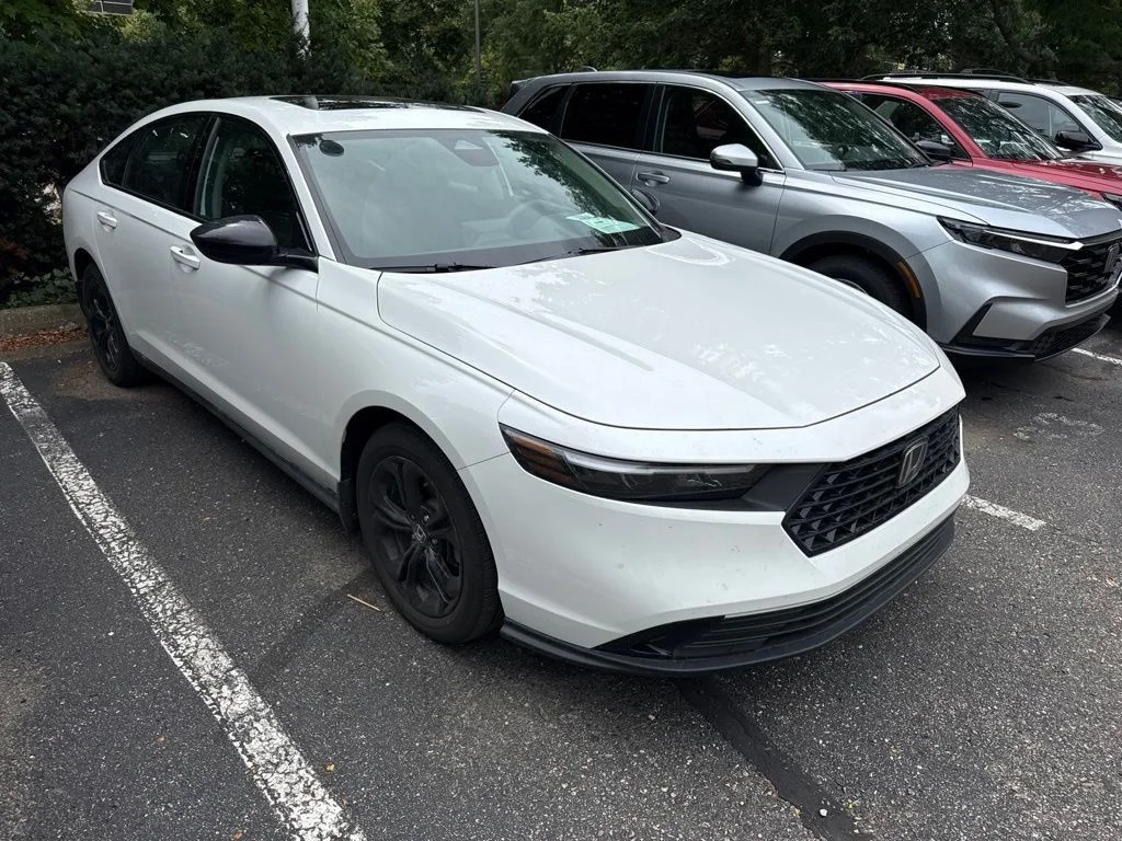 Used 2025 Platinum White Pearl Honda SE image 4
