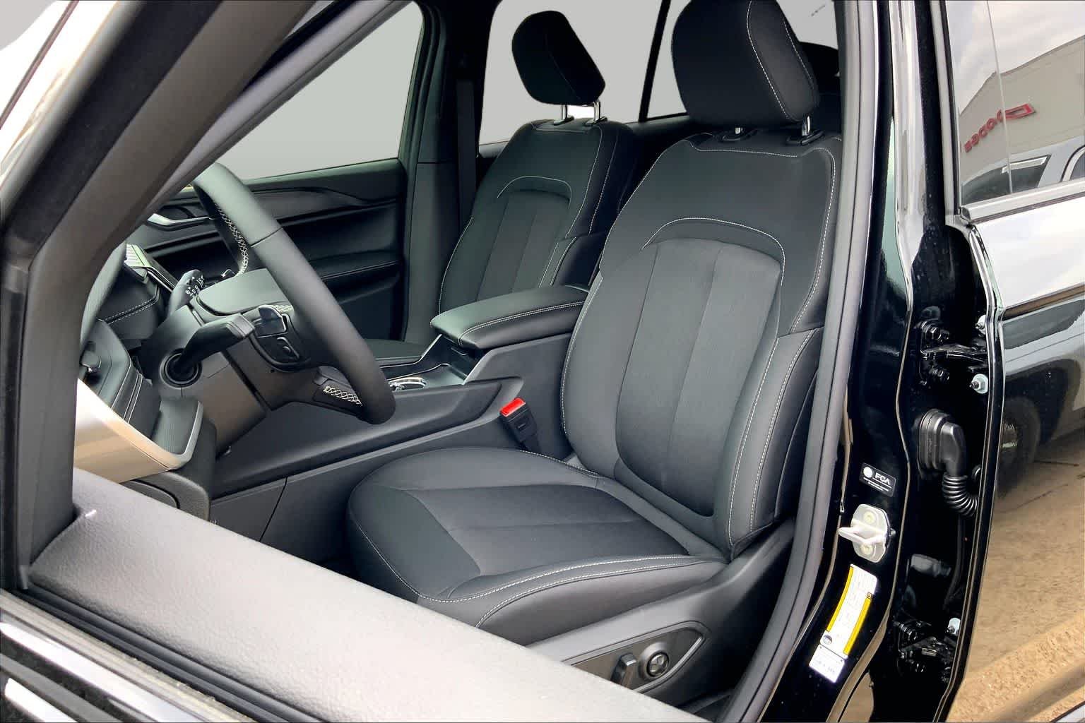 New 2026 Diamond Black Crystal Pearlcoat Jeep Laredo X image 9