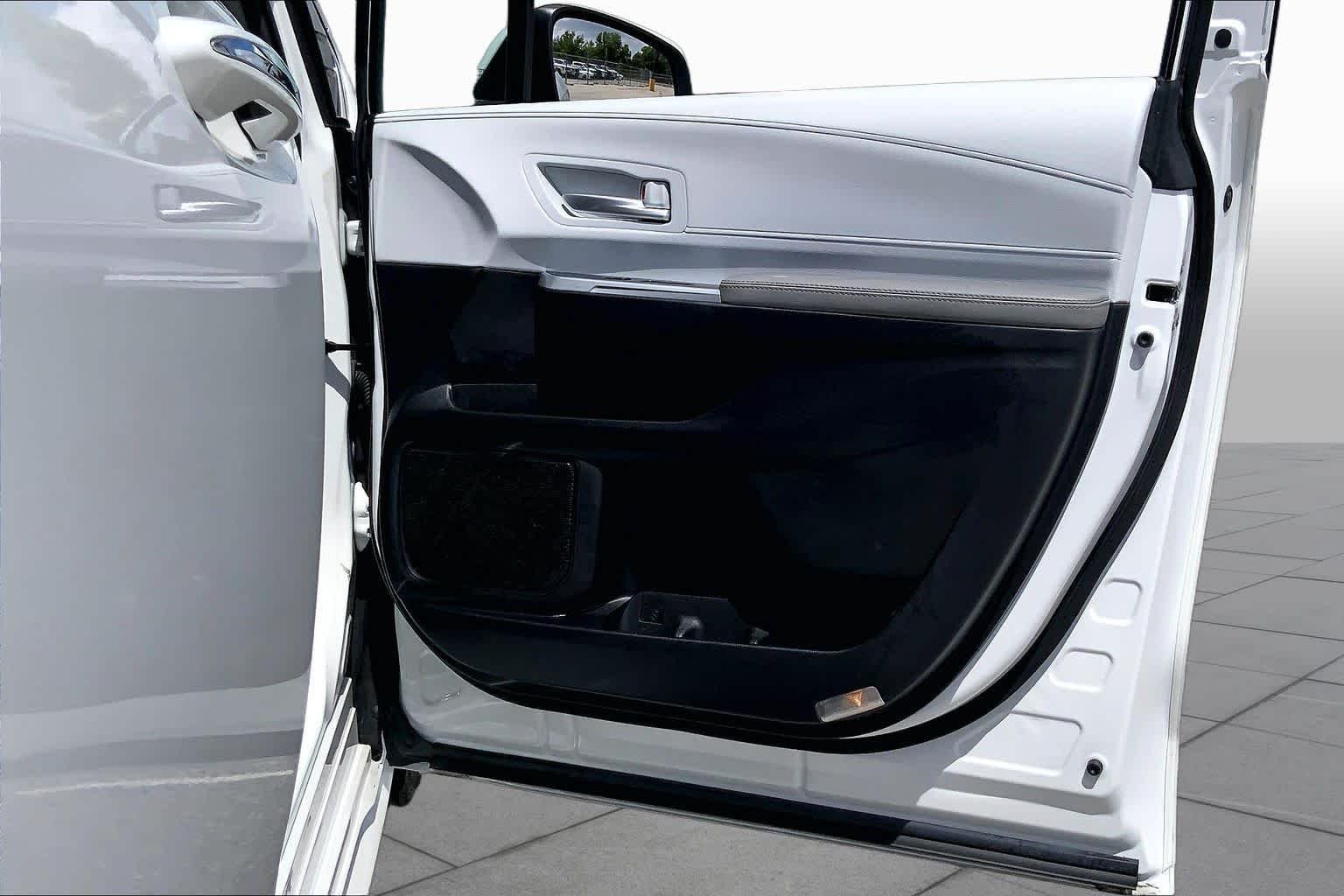 Used 2025 Wind Chill Pearl Toyota XLE image 22