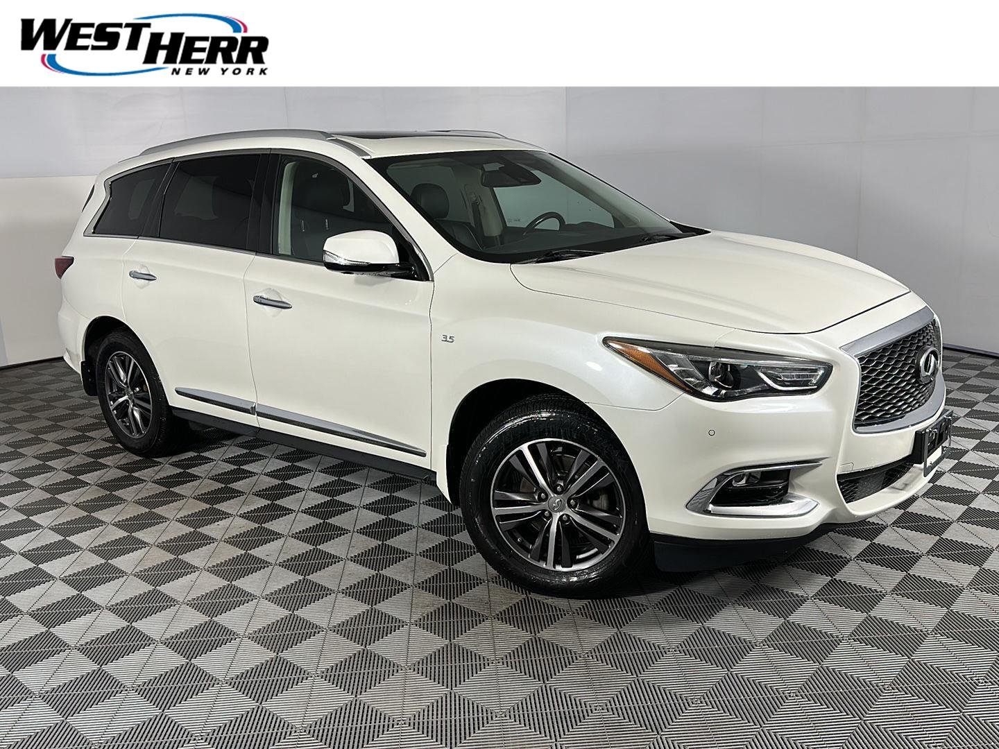 Used 2019 Majestic White INFINITI LUXE image 1